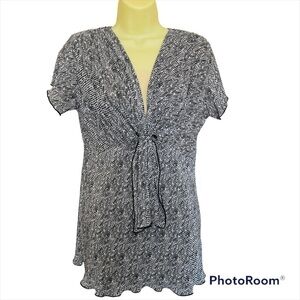 𝅺TRADITION Black white V-Neck Tie-Front Women's Tunic Top. Size Medium